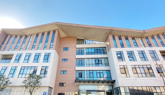 依托青蓮生豬產(chǎn)業(yè)研究院，積極與國內(nèi)外科研單位和高校開展多種形式的合作研究。